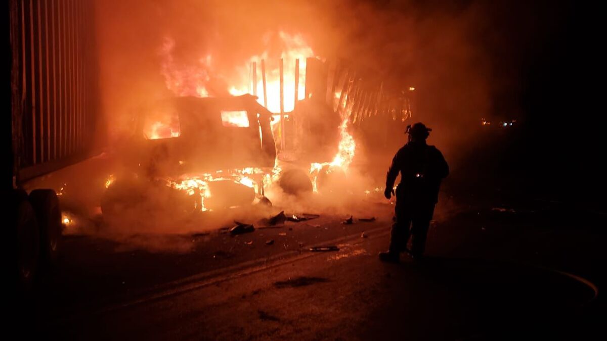 Dos camiones de carga pesada se incendian tras accidente en Acatlán (Especial)