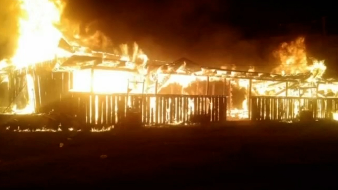 Inmueble de La Familia Michoacana se incendia en Texcaltitlán, Edomex