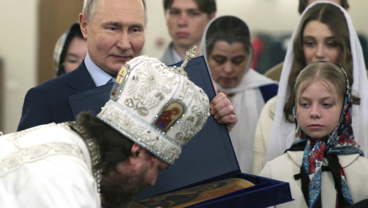 Vladimir Putin asiste a la ceremonia por la Navidad ortodoxa | AP