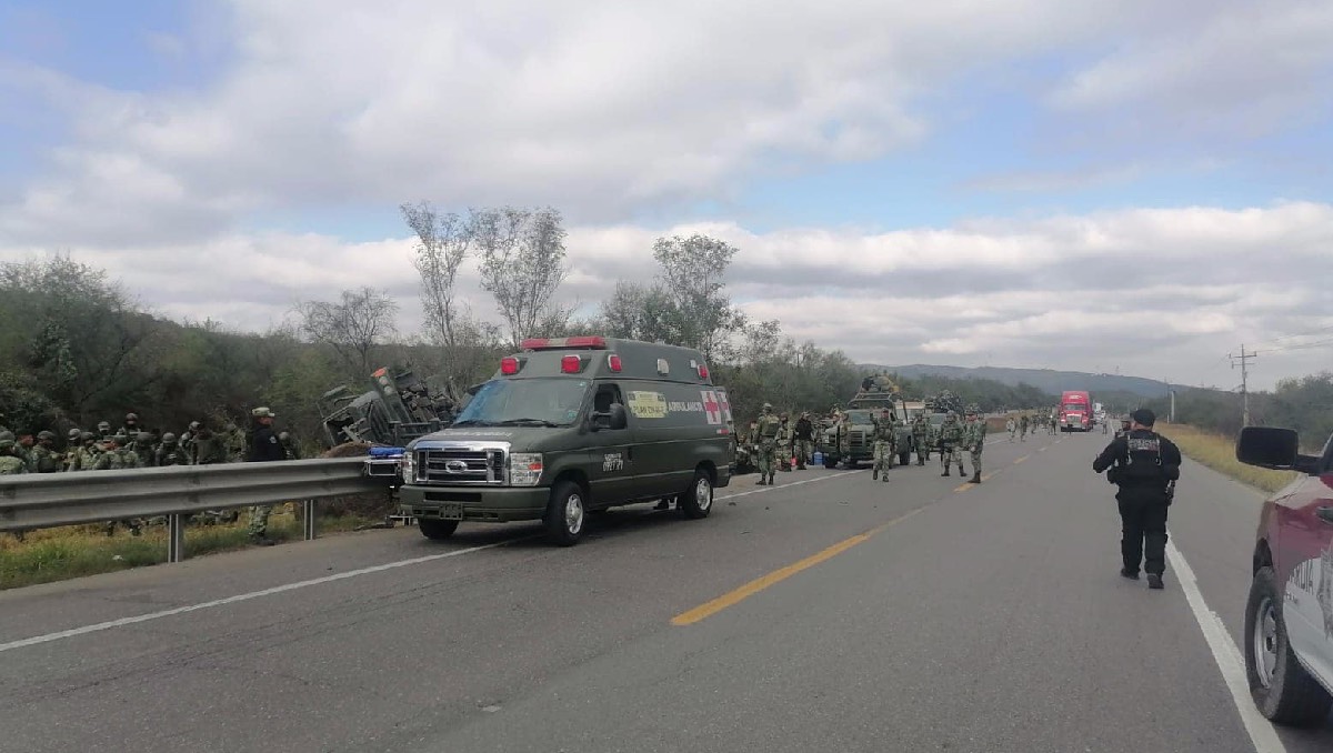 Vuelca camión de Sedena en carretera Victoria-Monterrey.