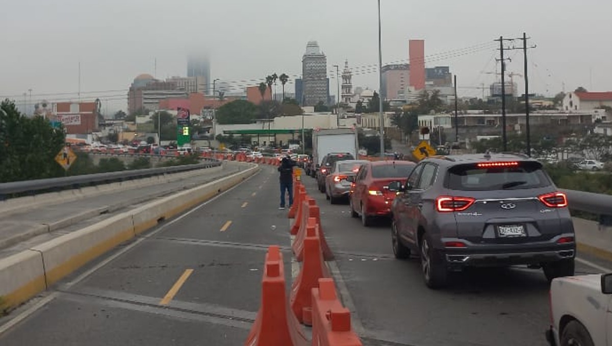 Largas filas de autos ya son comunes a todas horas debido al cierre del carril. Foto: José Luis Marroquín