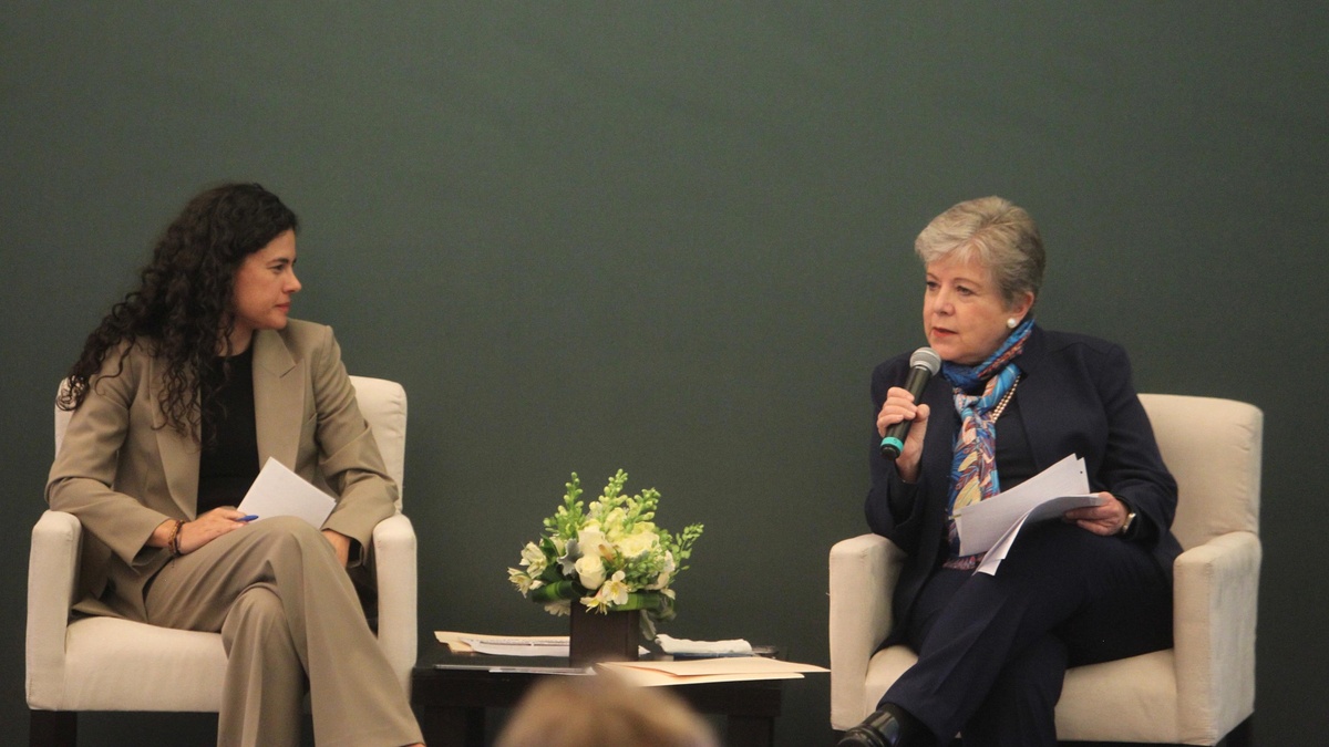 Luisa María Alcalde y Alicia Bárcena. | Foto: Especial