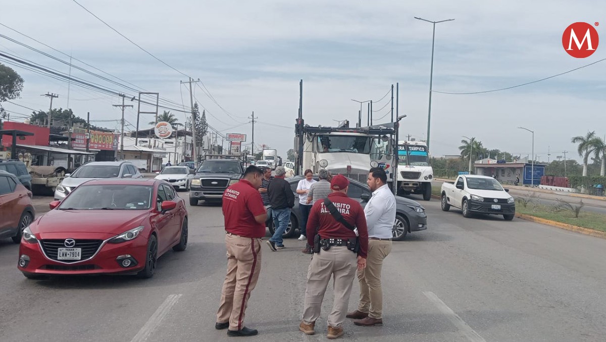 Tráiler choca contra vehículo en avenida de la Industria en Altamira
