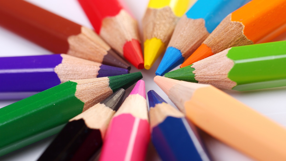 Los colores son importantes para el desarrollo, pero también la cantidad y el orden, pues pueden causar una sobreestimulación. (freepik.es)