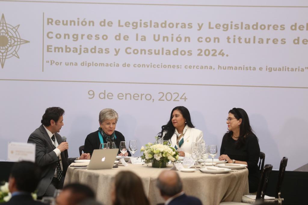 Reunión de legisladores del Congreso de la Unión con titulares de Embajadas у Consulados. (Jorge Carballo)