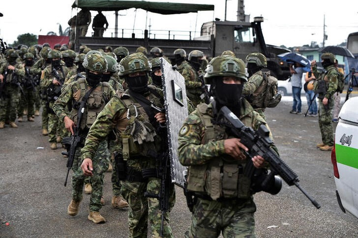 Soldados ecuatorianos llegan para una inspección a la prisión Zonal 8, en Guayaquil, Ecuador | Reuters