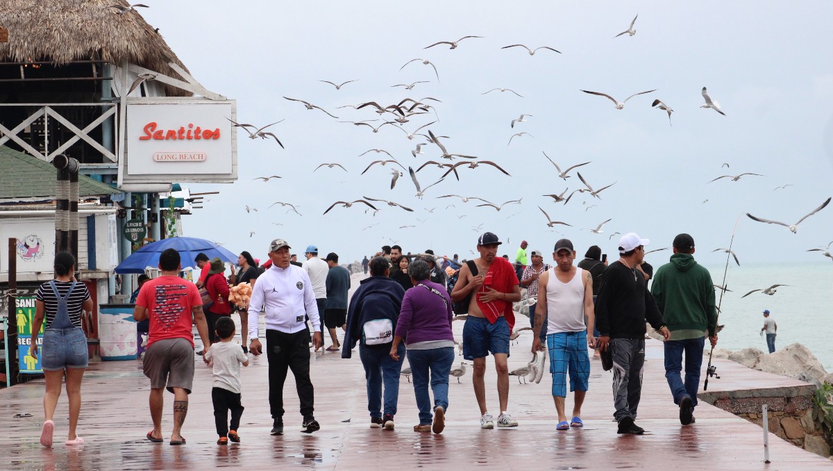 Turistas durante vacaciones decembrinas en playa Miramar. (Yazmín Sánchez)