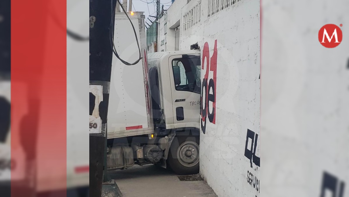 Se "bota" velocidad de camión y choca contra una barda en Tampico