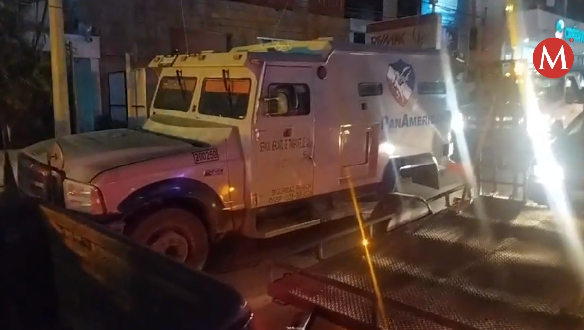 Camioneta de valores se queda sin llanta en Avenida Hidalgo en Tampico. (Jaime Maya)