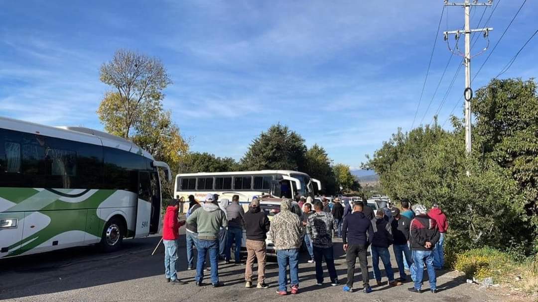 Grupos indigenas bloquean carreteras de Michoacán.