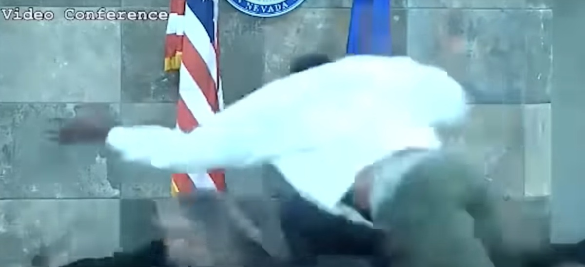 El hombre fue grabado saltando el estrado y lanzarse contra la jueza.