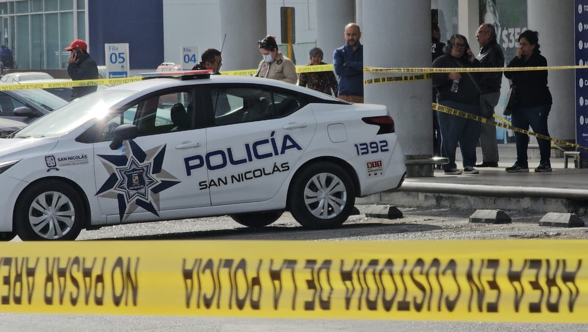 Muere hombre de la tercera edad afuera de banco en San Nicolás | Fabricio Gallegos