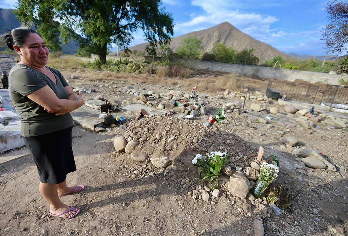 Una mujer llora desconsolada al pie de la tumba de su hijo  Foto Ariel Ojeda