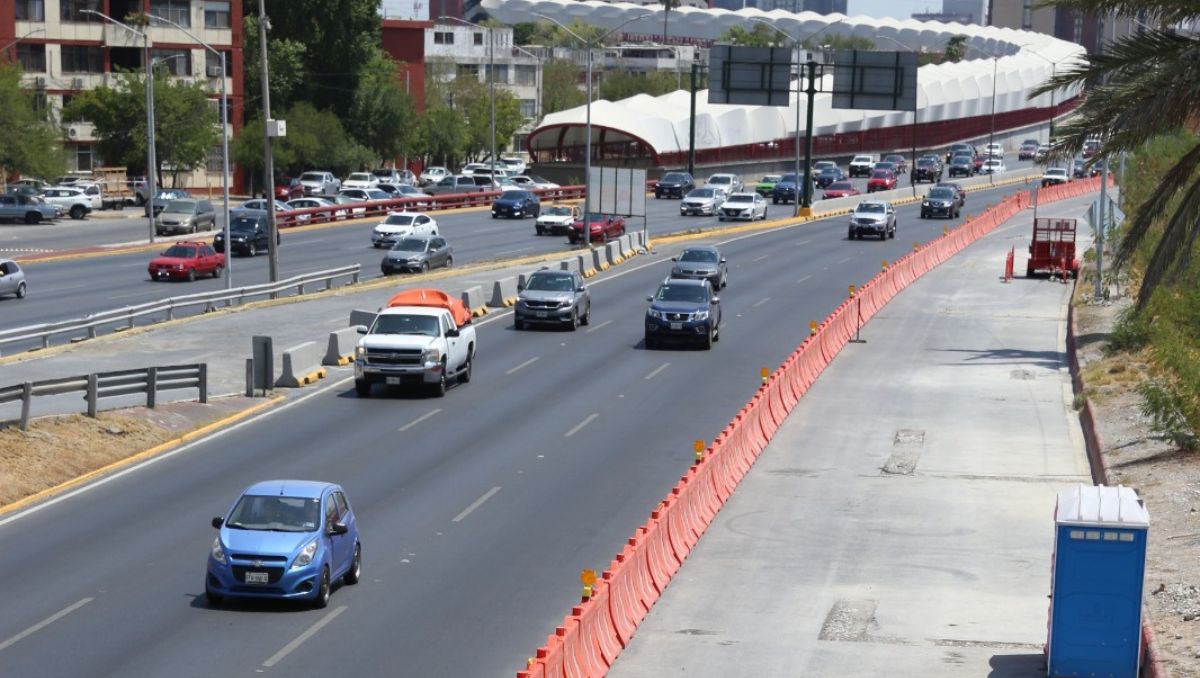 Las obras de la nueva ciclovía ocupa un carril de la avenida Constución desde el puente de la avenida Pedro Martínez. Raúl Palacios