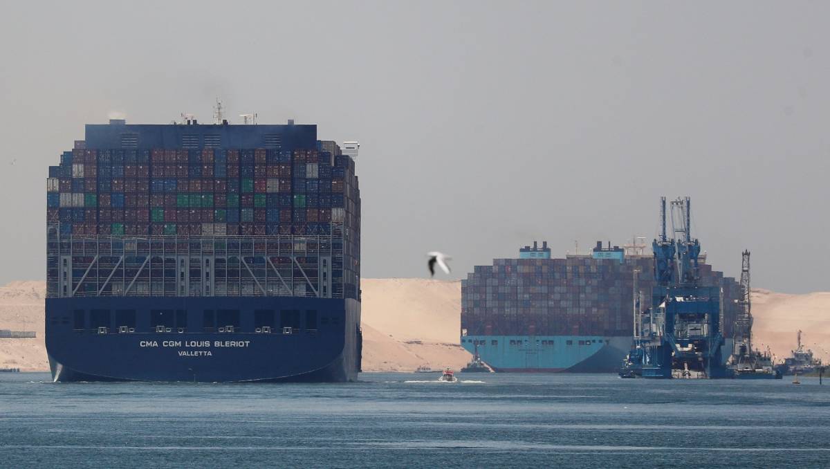 Portacontenedores de Maersk Line atraviesan el Canal de Suez en Egipto | Reuters