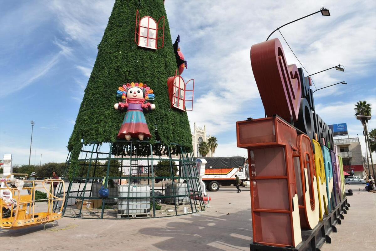 Retiran adornos de la Plaza Mayor de Torreón. | Especial