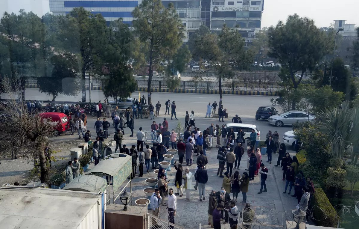 Ciudadanos de Islamabad, Pakistán, salieron a las calles por el sismo (AP)
