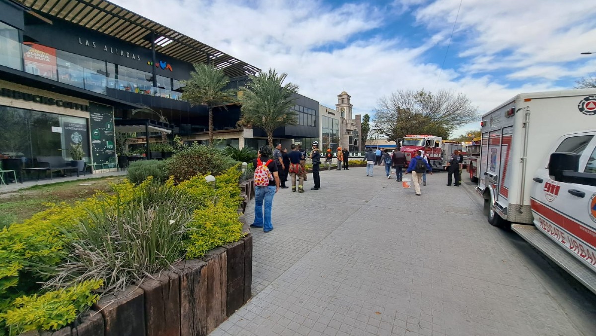 El fuego se registró en el negocio ubicado en el tercer piso de la Plaza XO. Foto: Israel Santacruz