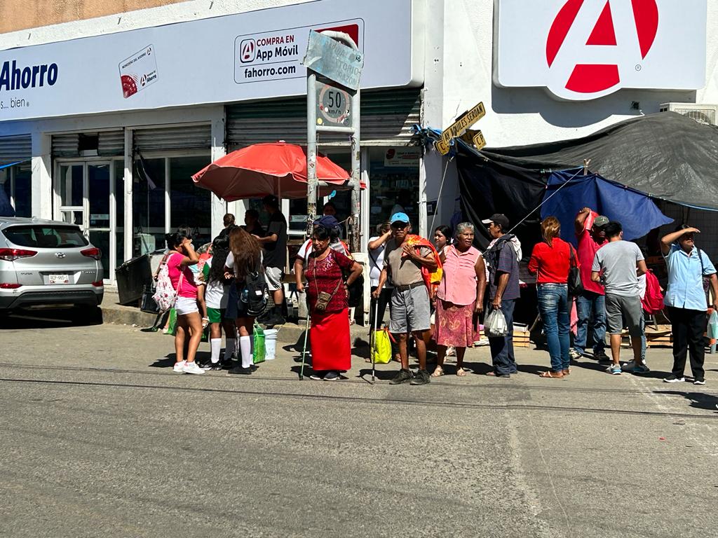 Habitantes esperaron en calles de Acapulco que reanudara el servicio de transporte público. | Especial