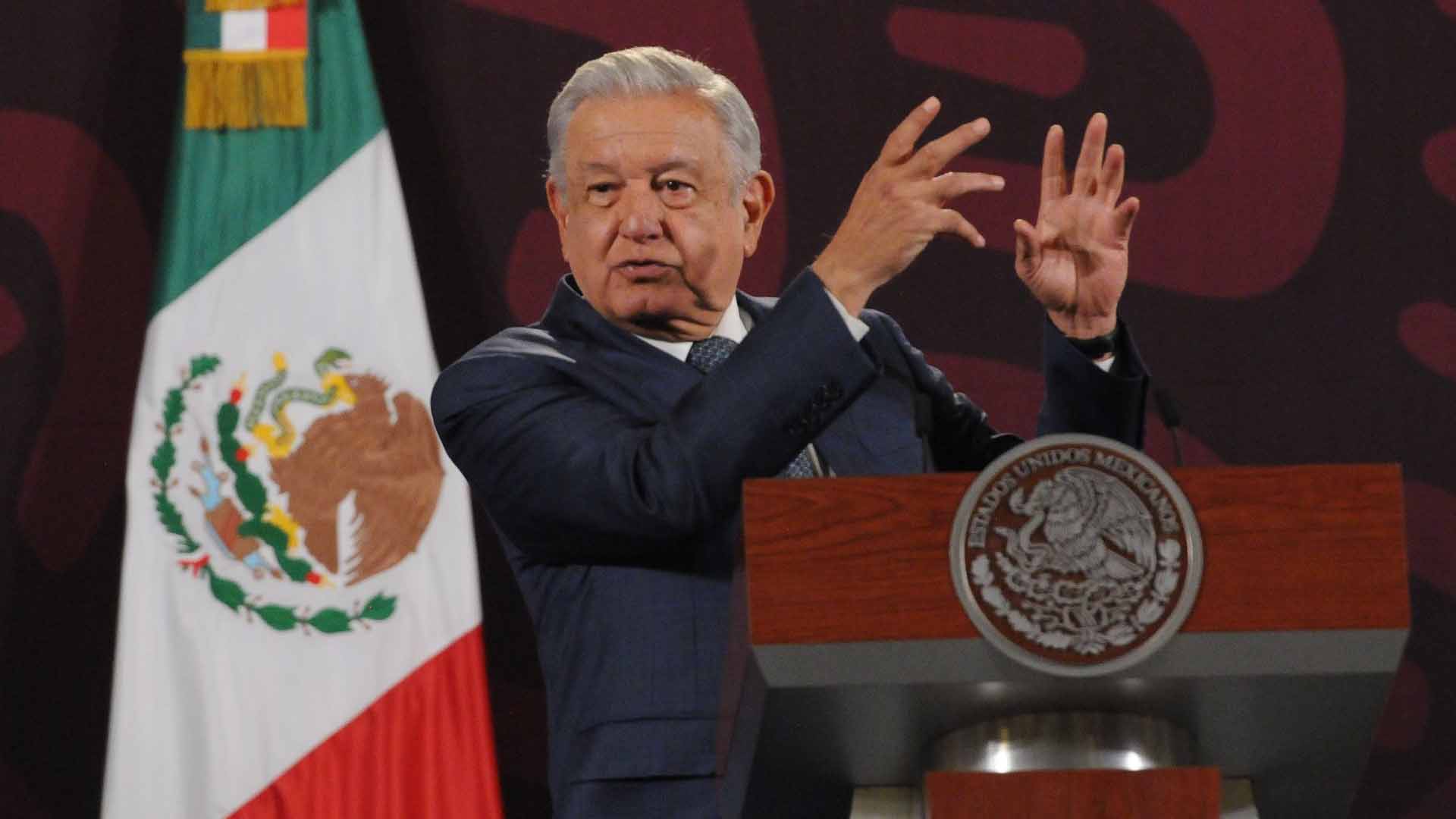 "Me puede llamar peje, pero no soy lagarto": AMLO critica a la oposición