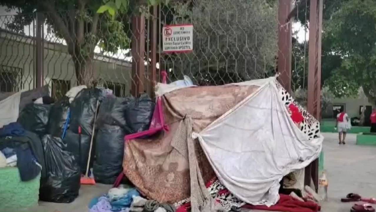 Migrantes se resguardan de las bajas temperaturas con bolsas de plástico y cartón en Coahuila