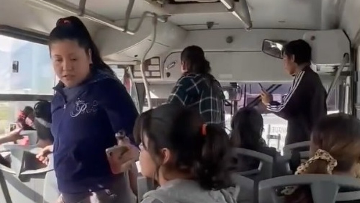 Usuarios de la ruta 226 que viajaban en el camión le reclamaron al conductor. Foto: Especial