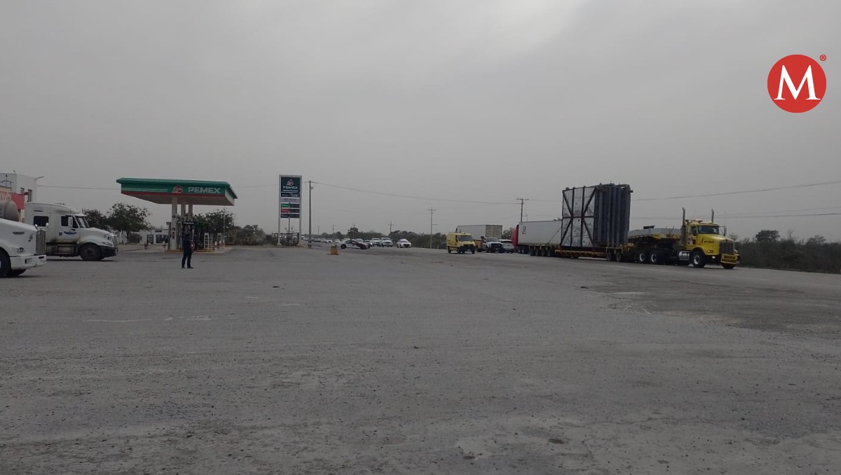 Abren paso en Carretera Federal 81 de Tamaulipas tras paso de calderas.