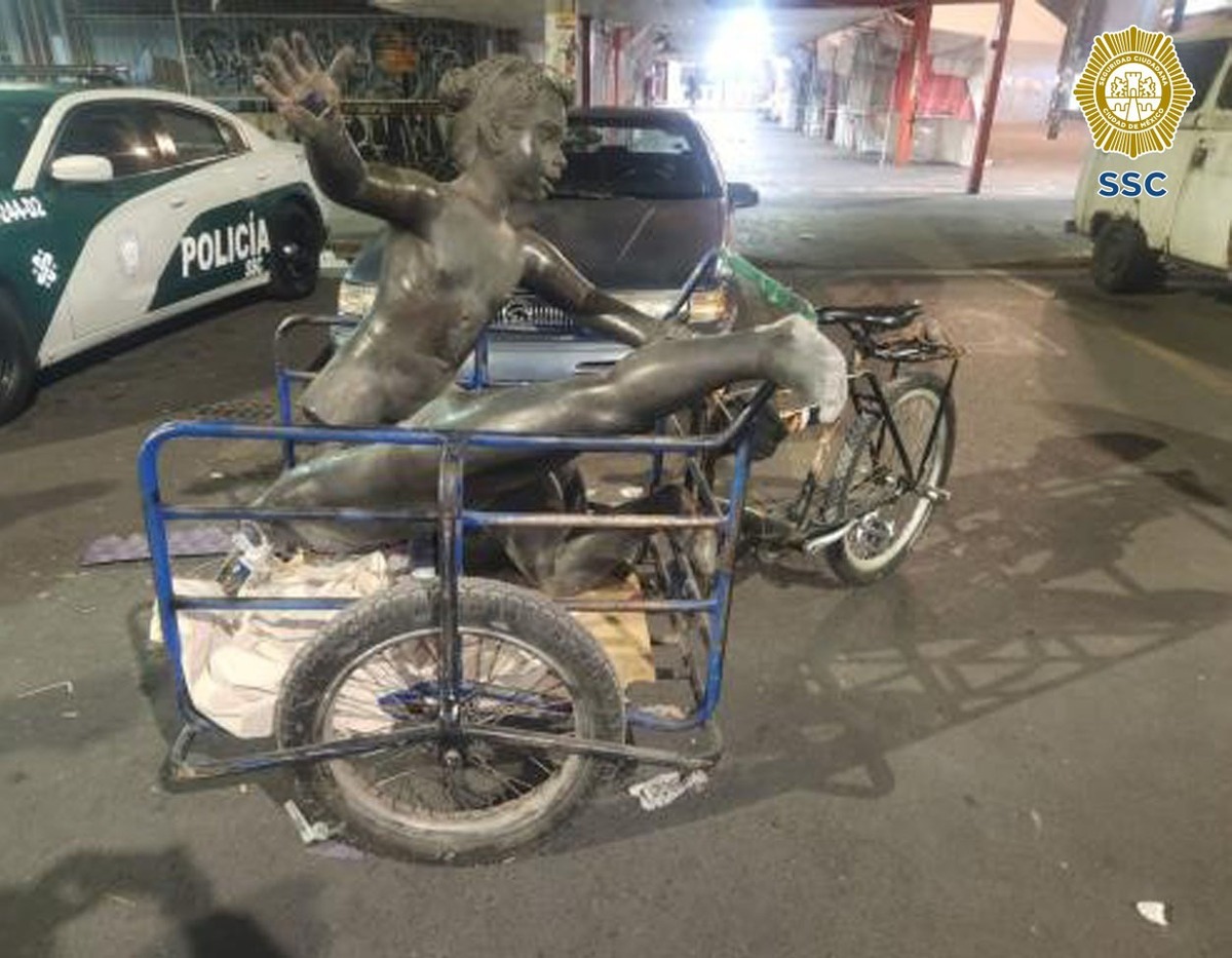 Detienen a hombre que posiblemente robó estatuas.