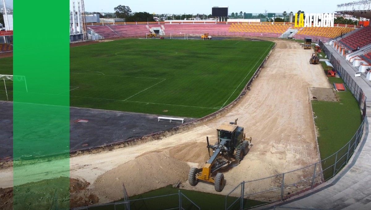 Trabajos en la pista de tartán del Estadio Marte R. Gómez de Ciudad Victoria.