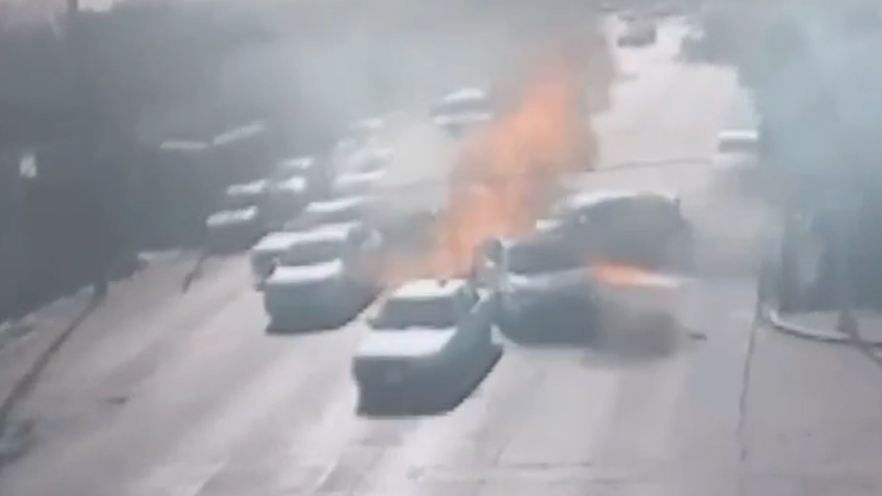 Accidente múltiple deja una motocicleta incendiada; conductor presenta quemaduras