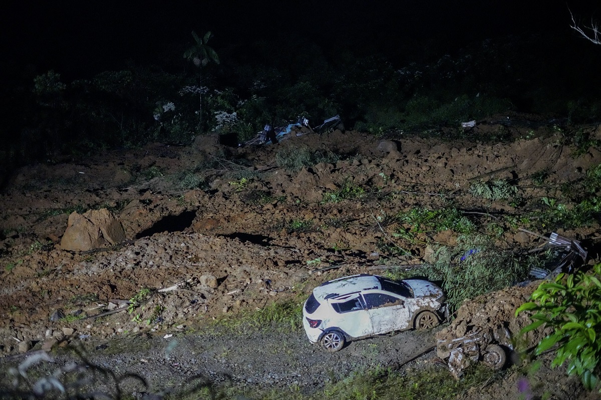 Autoridades locales lamentaron la emergencia que ocasionó el deslizamiento de tierra en Colombia. | AFP