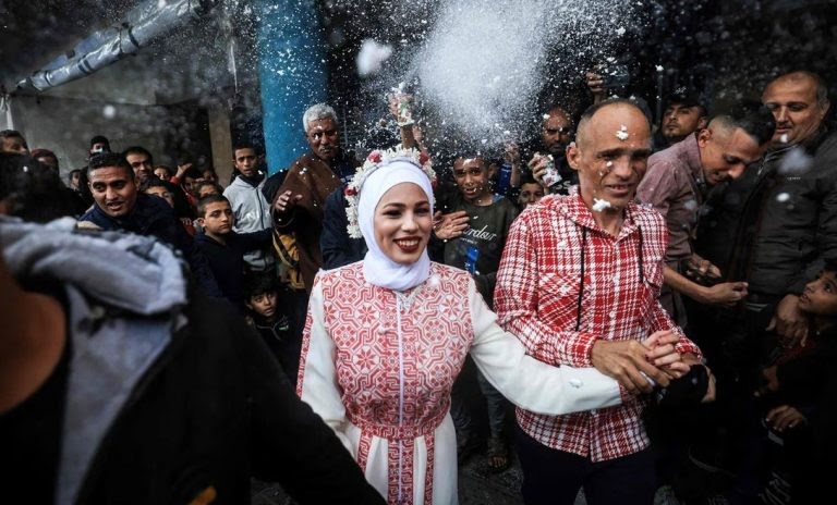 Celebran boda pese a guerra en Gaza. (Foto: AFP)