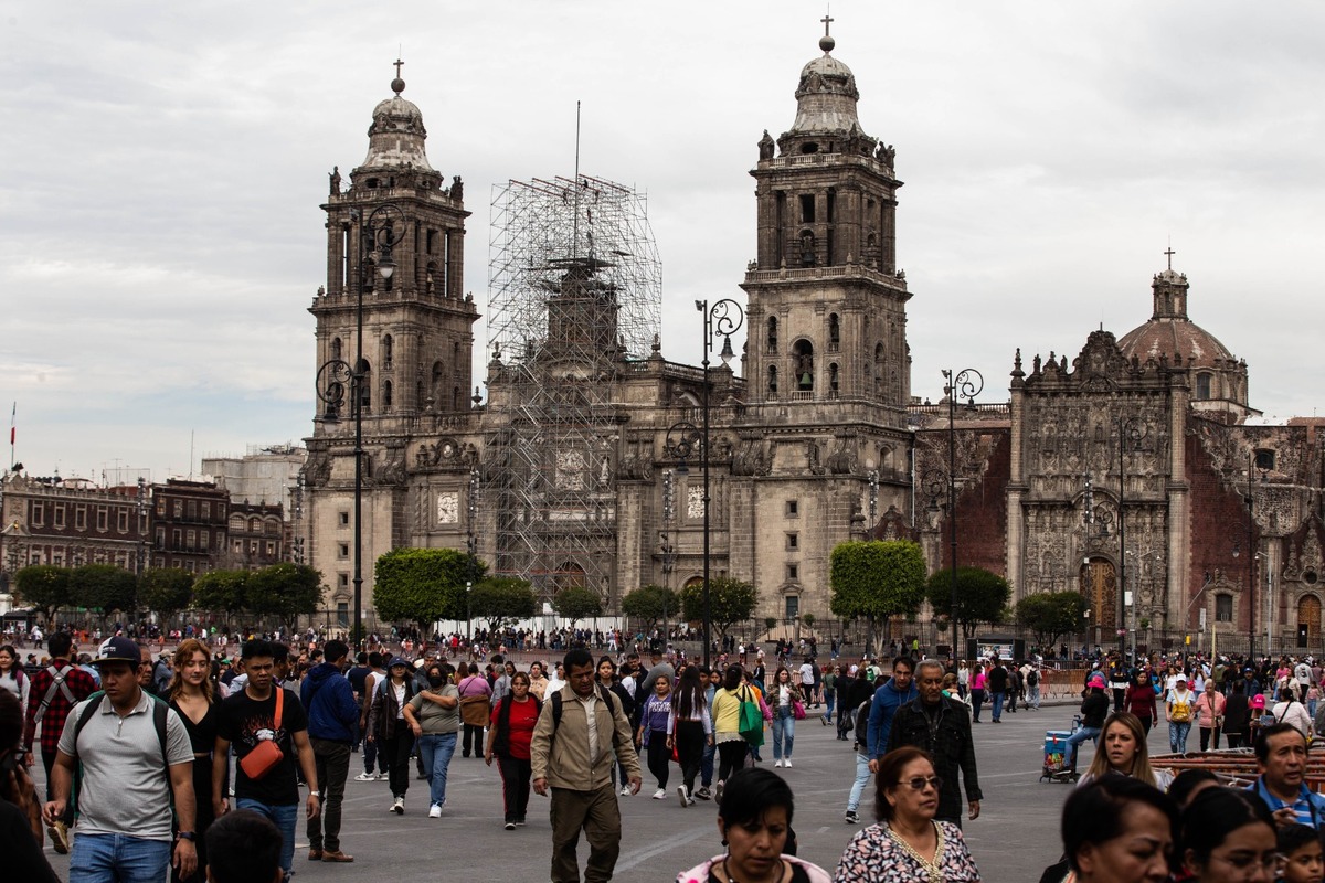Ciudadanos inauguran caminatas en el Zócalo de la CdMx.
