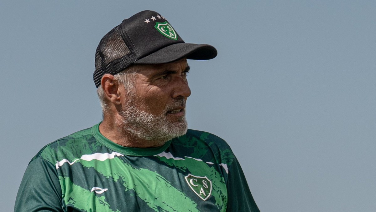 El técnico de Sarmiento de Junín se quejó luego de que un club guatemalteco le ganara un fichaje (X @CASarmientoOf)