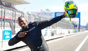 Usain Bolt corre en coche eléctrico de Fórmula E en la Ciudad de México.