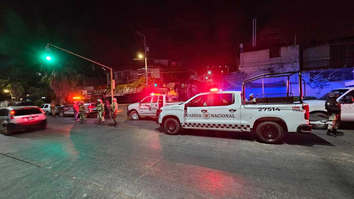 Al lugar arribaron elementos de diversas corporaciones policiacas a acordonar la zona (Rogelio Agustín)