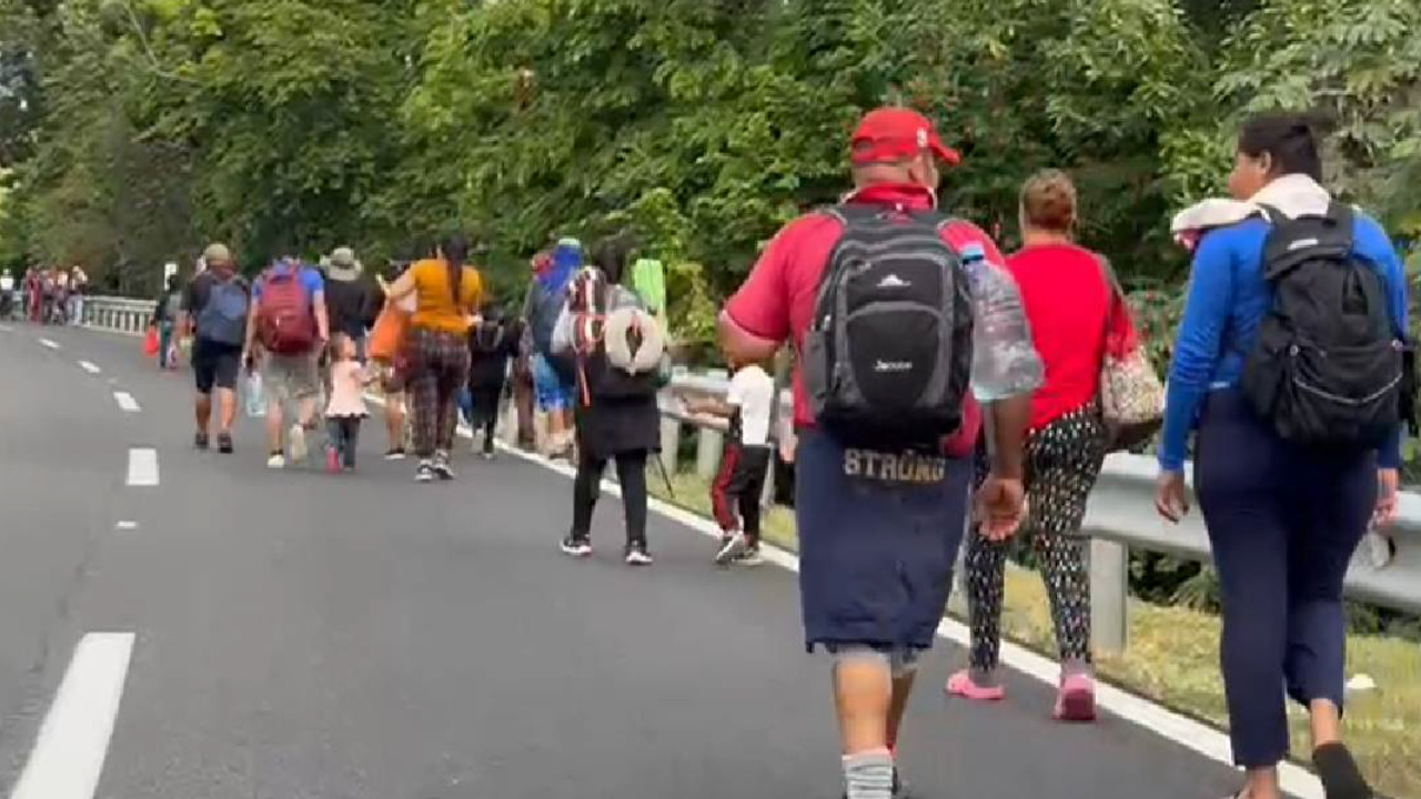 Impiden paso a caravana migrante en Zanatepec, Oaxaca