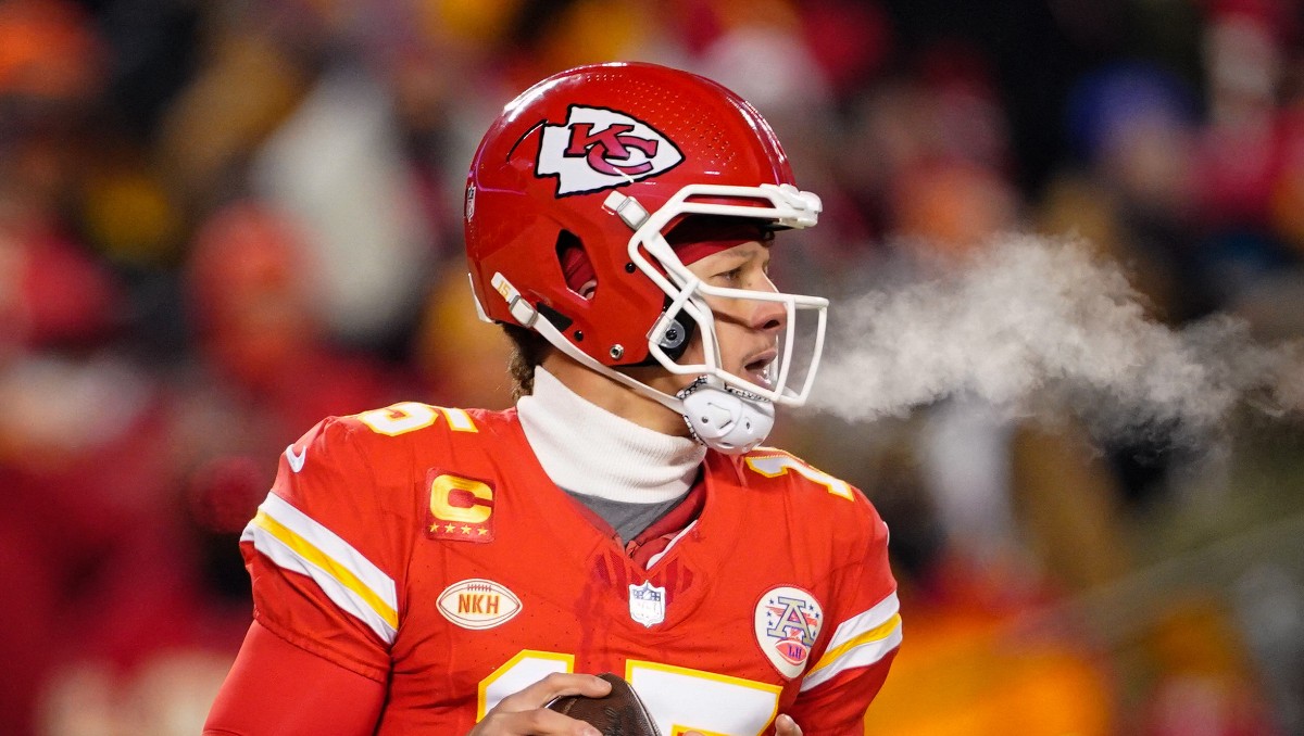 Patrick Mahomes termina con el casco destrozado en el triunfo de Chiefs ante Dolphins (Reuters)