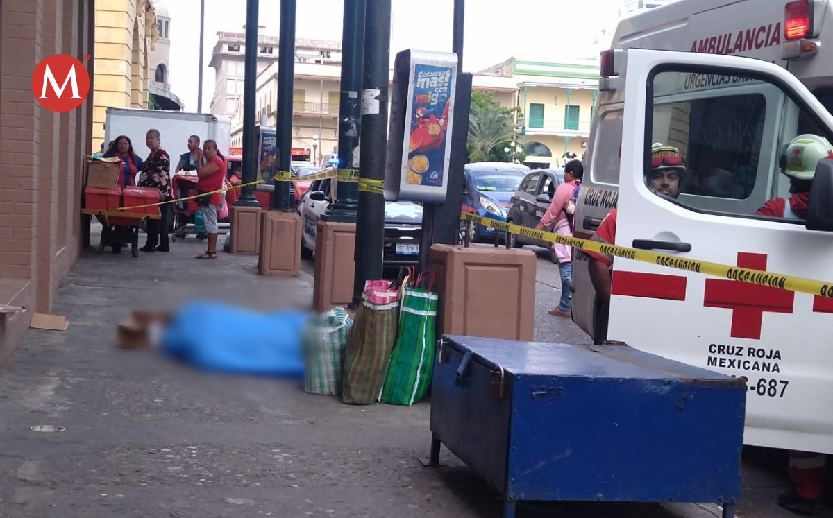 Adulto mayor muere en centro de Tampico mientras caminaba
