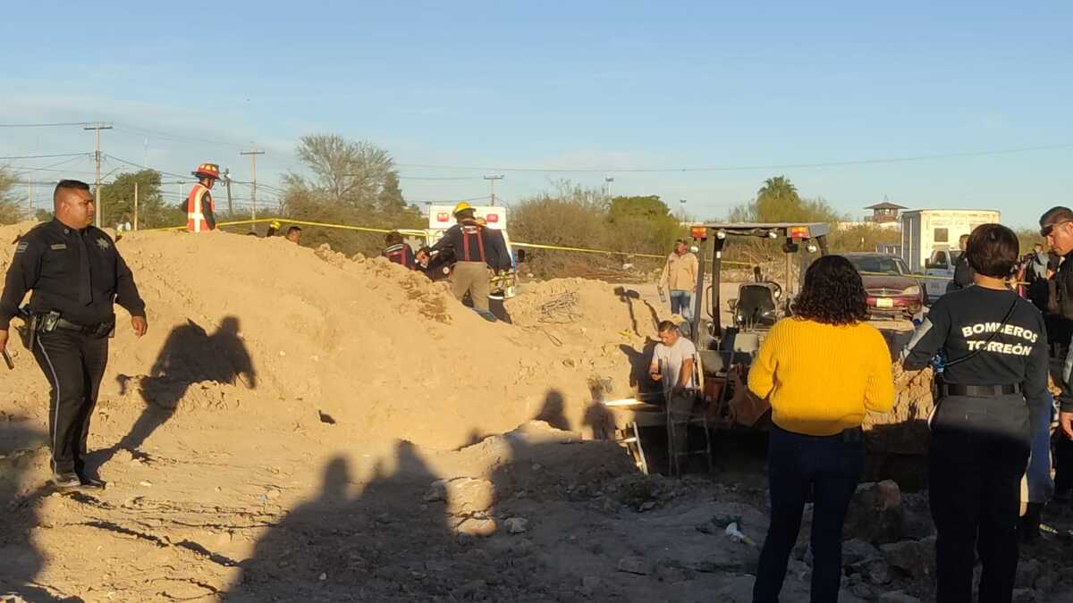 Derrumbe atrapa a trabajadores de Simas en Torreón. | Especial