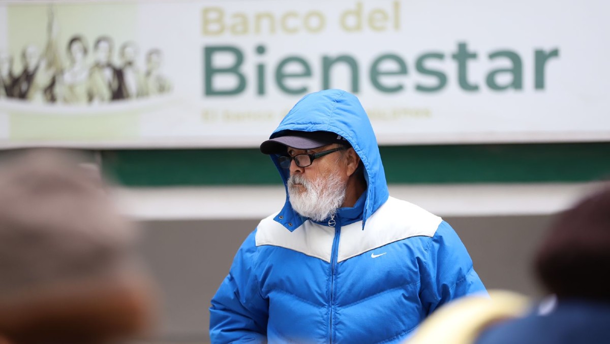 Filas en banco Bienestar para cobrar pensión en Nuevo León |  Jorge López