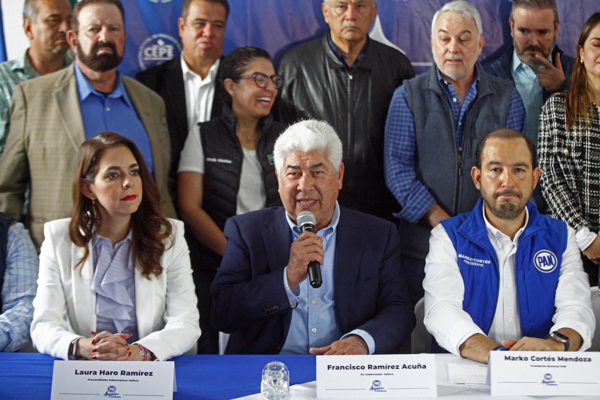 Formaliza Francisco Ramírez Acuña su registro como precandidato al Senado de la República (Fernando Carranza)