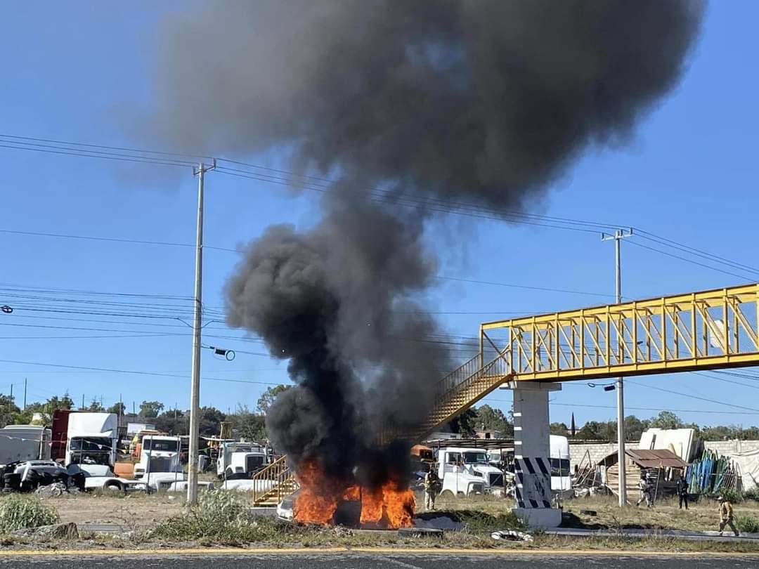 Testigos señalaron que la camioneta circulaba a exceso de velocidad, de forma preliminar se determinó que el incendio se debía a un corto circuito