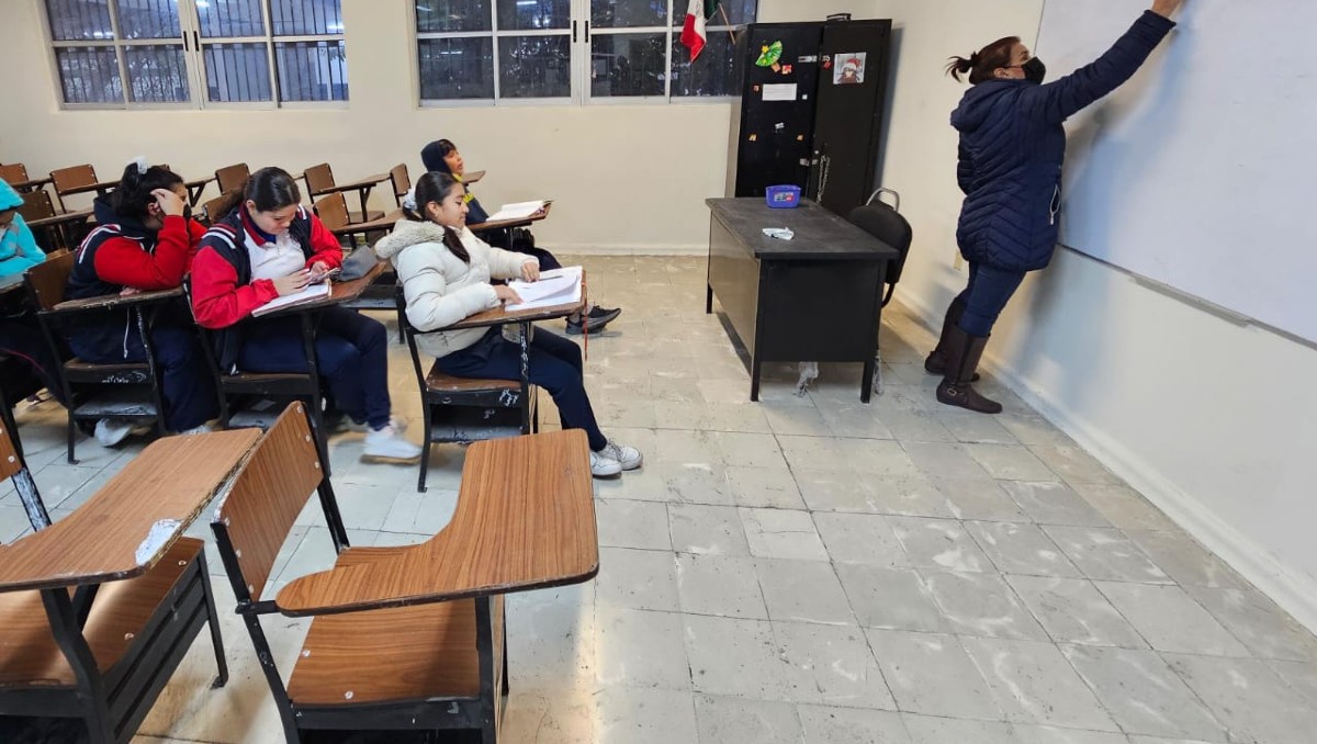 Pese a bajas temperaturas, abren escuelas de Nuevo León. Foto: Fabricio Gallegos