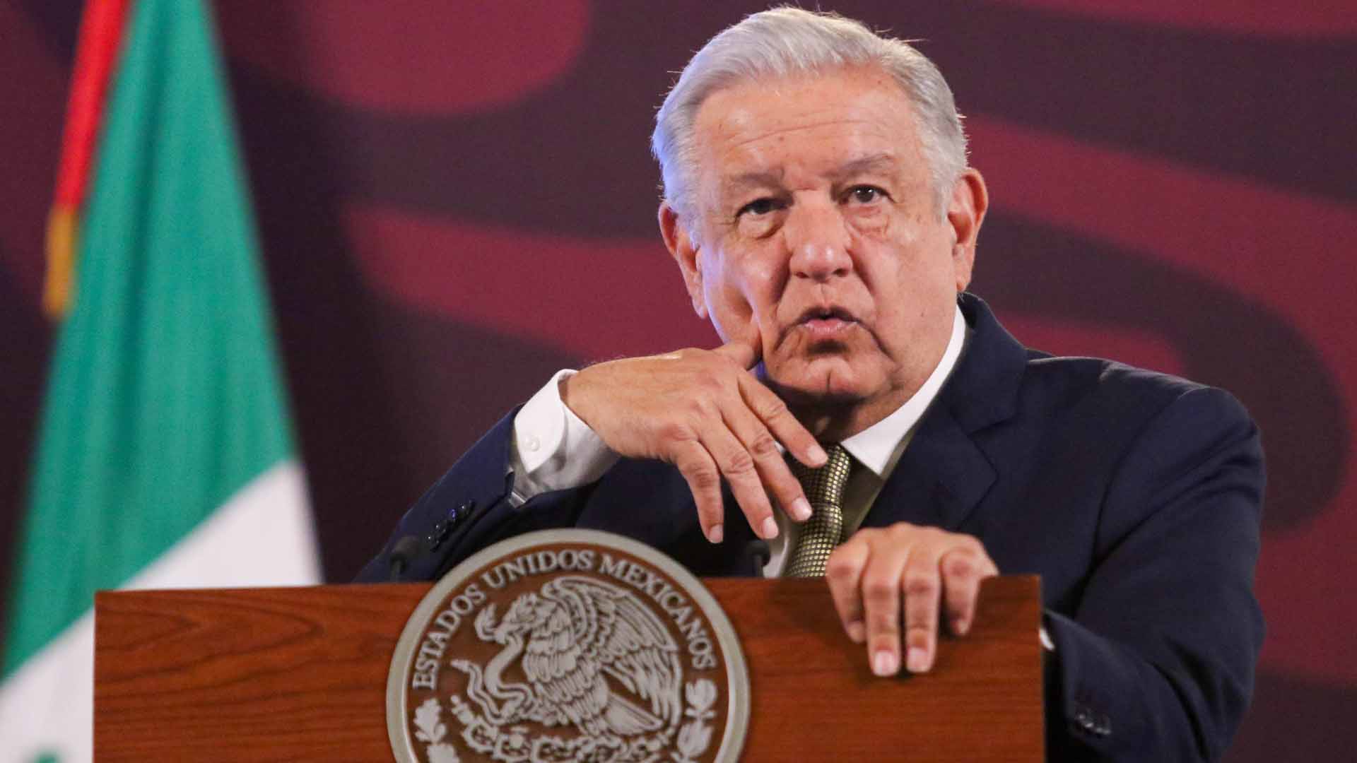 "Por tierra o avión": AMLO niega desabasto de medicamentos en la Megafarmacia