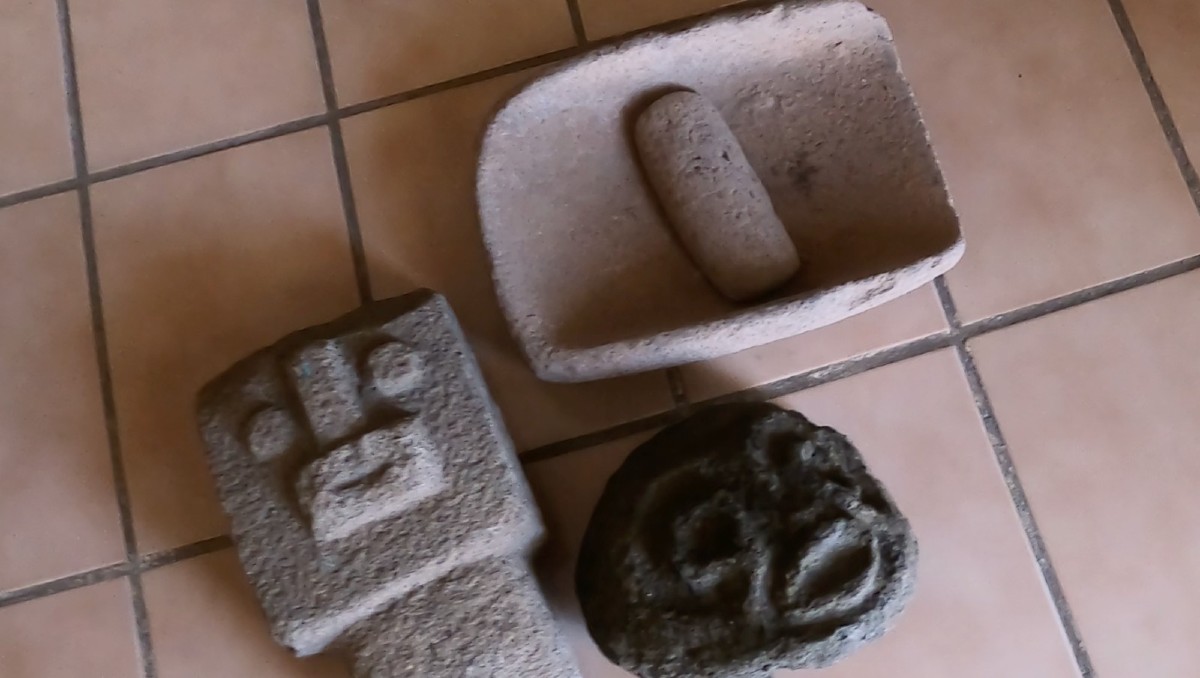 Algunas figuras elaboradas en piedra que formaron parte del último lote registrado (Enrique Vázquez)