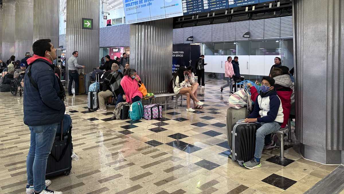 El jefe de Operaciones del AICM sugirió, ante otra contingencia de este tipo, consultar el sitio  web oficial del aeródromo. | Cuartoscuro