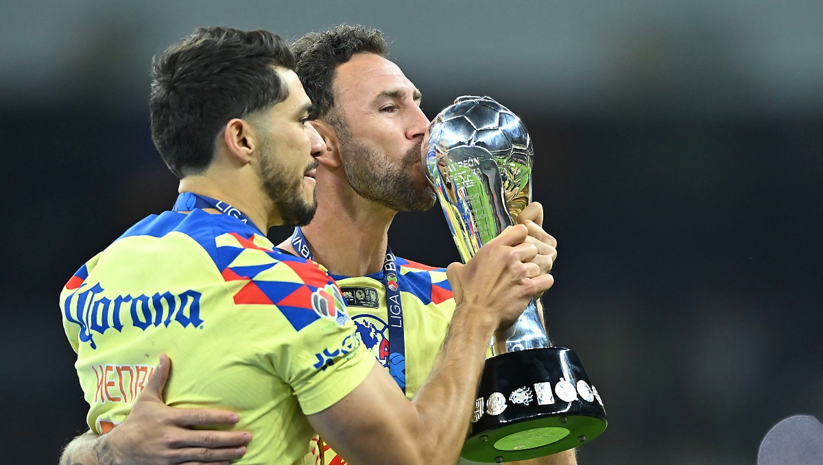 Miguel Layún 'acepta' ayuda arbitral en final contra Tigres (Imago 7)