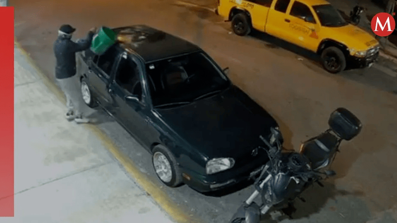Presunto extorsionador intenta incendiar auto y termina en llamas en Cuautitlán