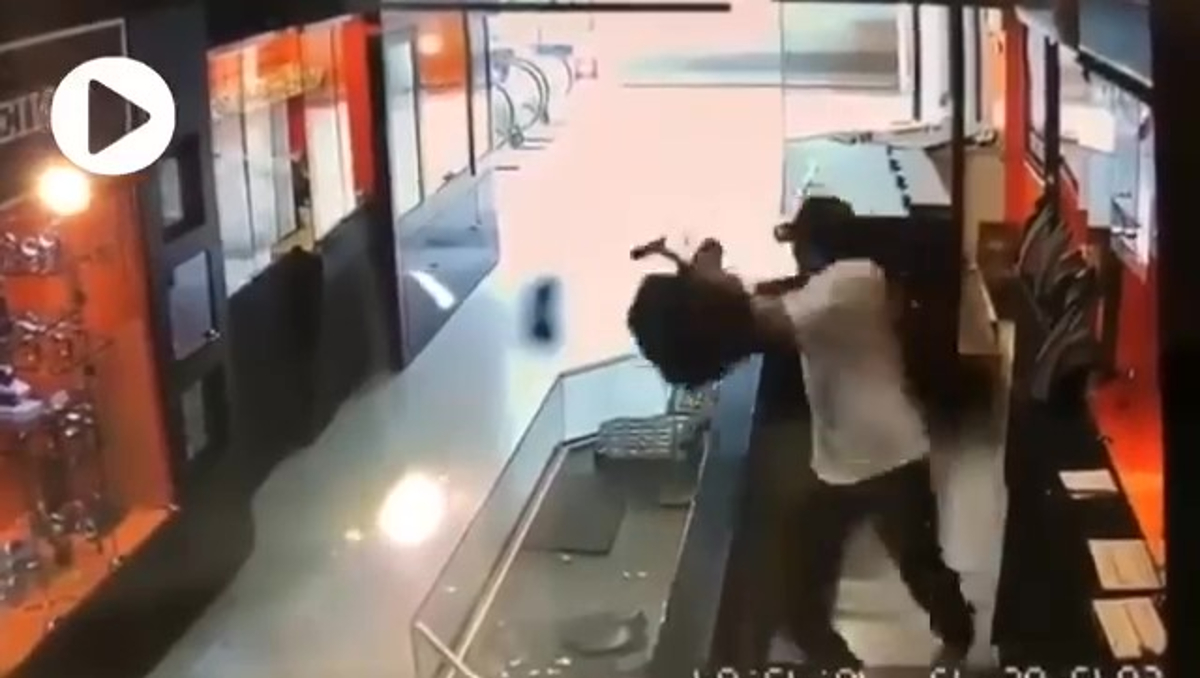 El robo en la joyería de la plaza Cristal, en Xalapa, fue captado en video. | Especial